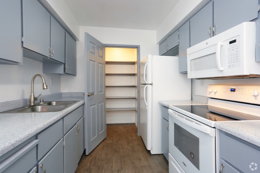 1BR, 1BA - 670 SF Kitchen - Morrell Park
