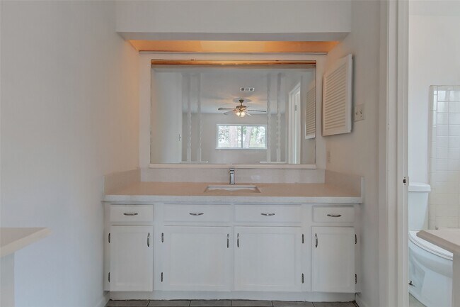 Building Photo - 6011 Coachgate Dr