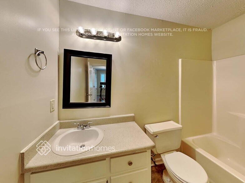 Building Photo - 1650 Lakeview Pl