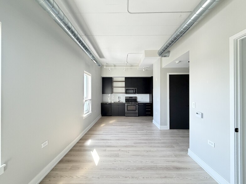 Building Photo - 941 W Belmont Ave