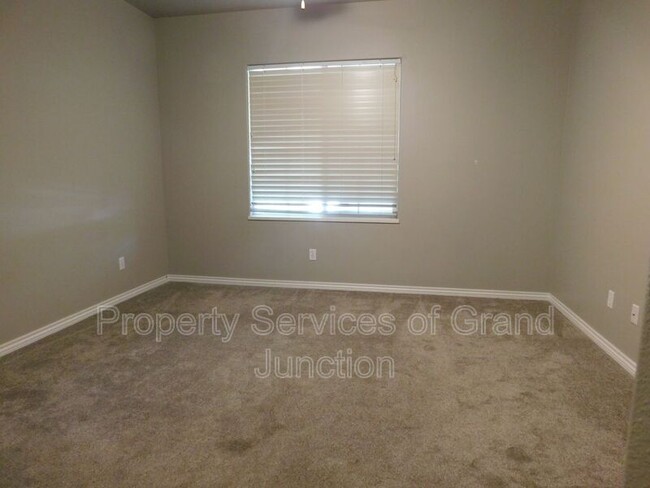 Building Photo - 733 Lakeview Ct