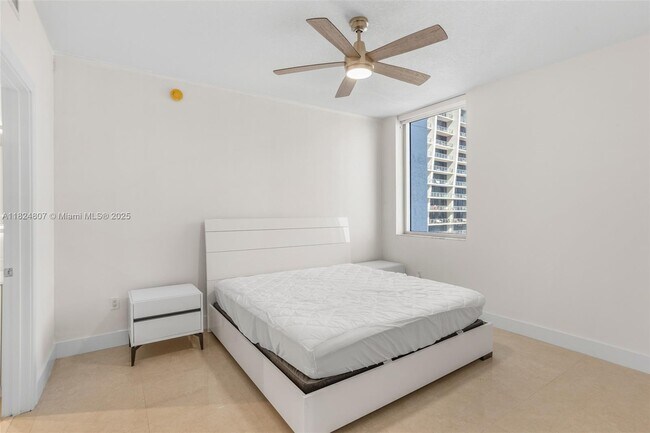 Building Photo - 1060 Brickell Ave
