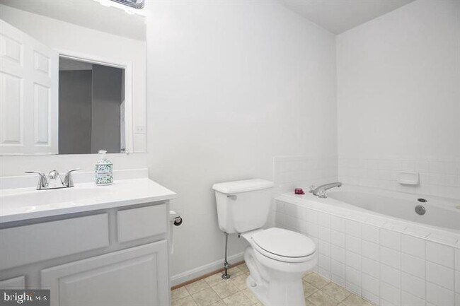 Building Photo - 504 Tolbelt Ct