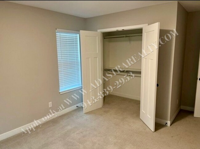 Building Photo - Open and Spacious Like New Townhome in Overland Park-Coming SOON!!