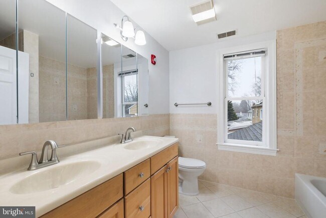 Building Photo - 711 Lamberton Dr