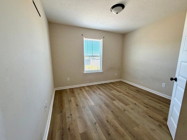 Building Photo - 3 Bed 2 bath