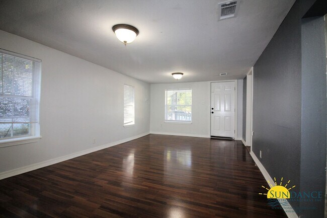 Building Photo - Great 3 Bedroom Home in Crestview!