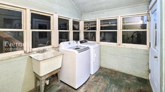 Building Photo - 4 Bed, 2 Bath Home with Fenced Yard / Vouchers Accepted / 12 to 18 month lease options available.