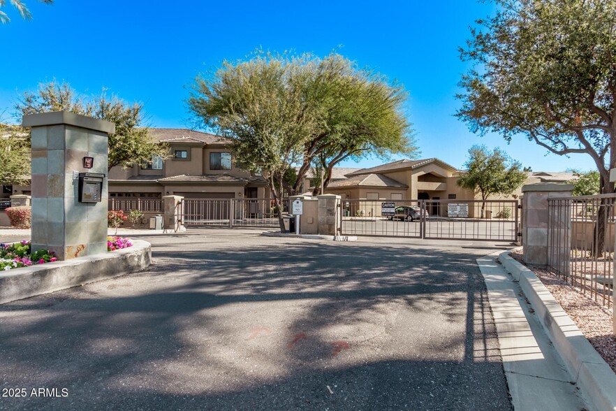 Building Photo - 705 W Queen Creek Rd