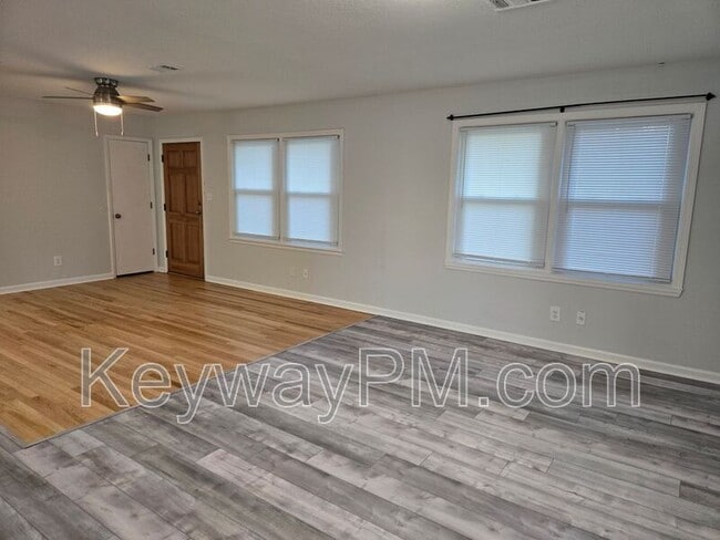 Building Photo - 4580 Hickory Dr