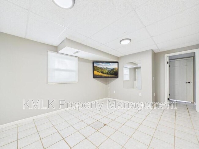 Building Photo - 874 Pleasant St