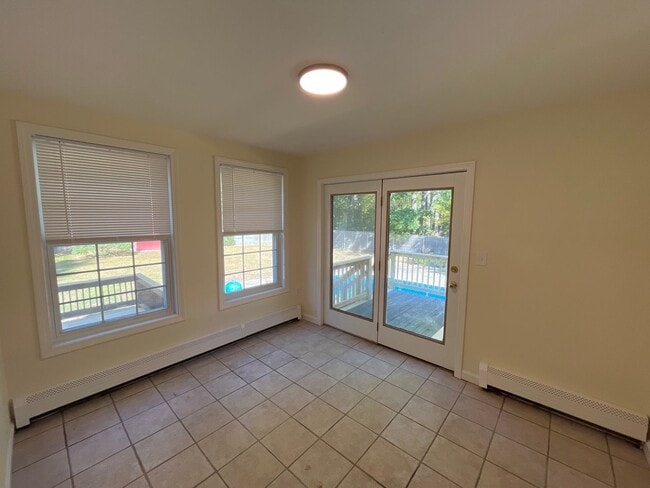 Building Photo - 3 Bedroom, 2 bath home newly renovated wit...