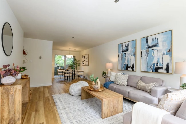 Building Photo - Enjoy this homes convenient location to al...