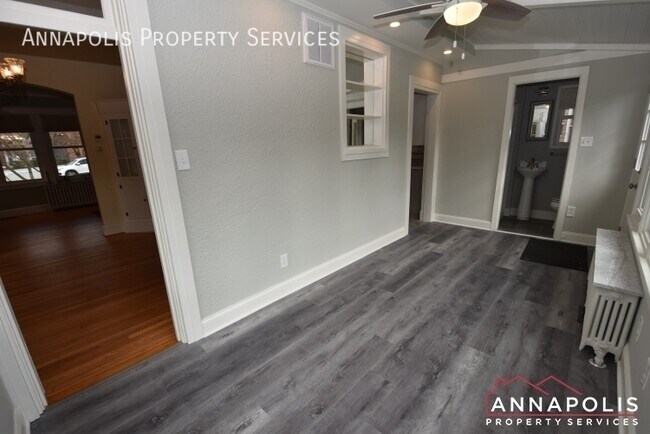 Building Photo - 209 Claude St