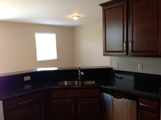 Building Photo - Beautiful 3 bedroom, 2.5 bath townhouse in...
