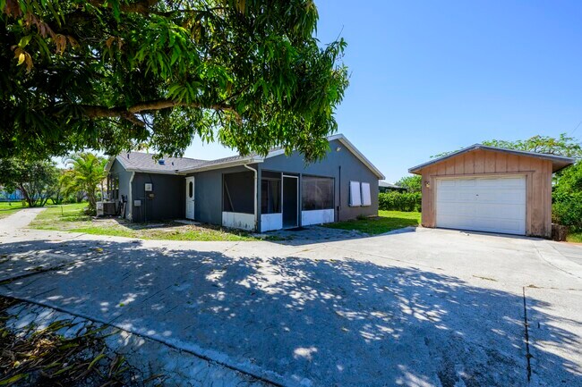 Building Photo - 280 NW Airoso Blvd