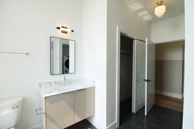 Building Photo - 30 W Broad St