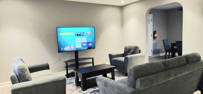 Building Photo - 948 White Oak Dr