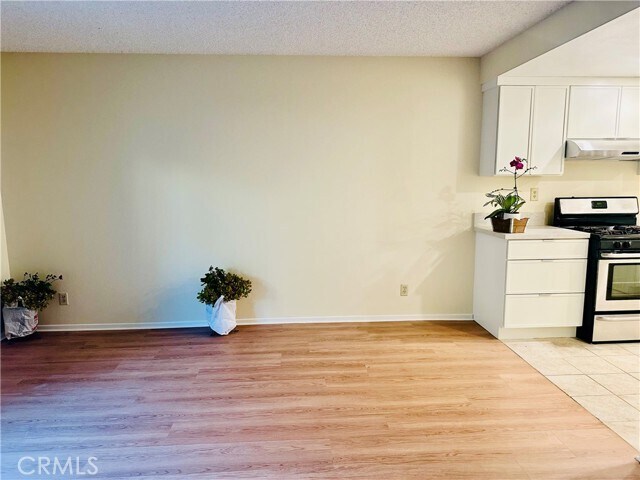 Building Photo - 1008 Las Lomas Dr