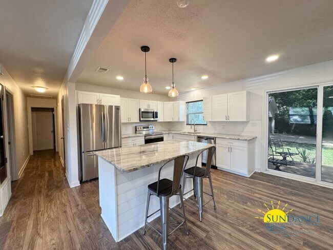 Building Photo - Fully renovated 3 Bedroom Home in Fort Wal...