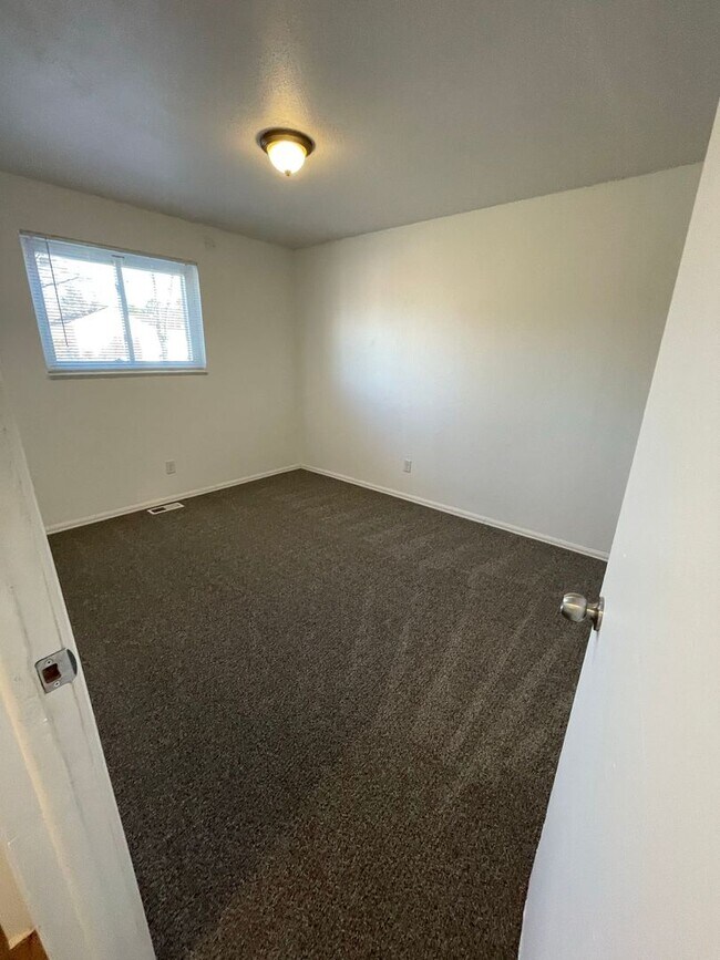 Building Photo - Cozy Tri-Level Home in Thornton! AVAILABLE June 2nd!