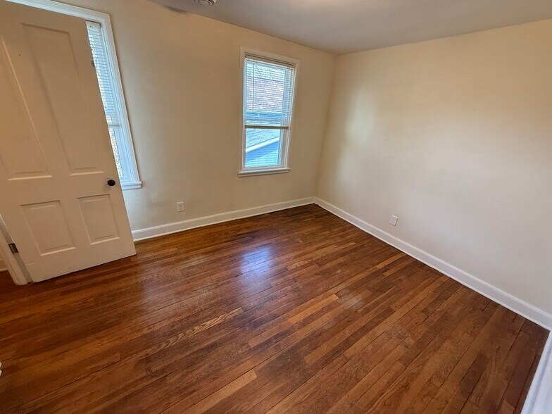 Building Photo - 509 Oak St