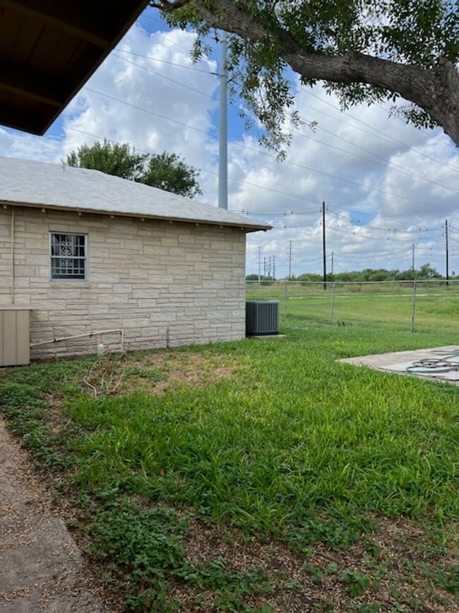 Building Photo - 1701 N Ware Rd