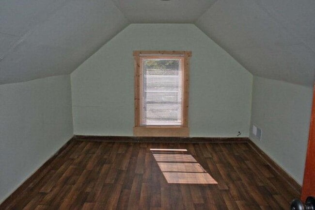 Building Photo - Adorable 3b/1b on Whitehall Road