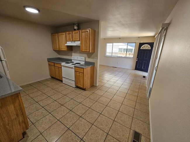 Building Photo - 2 Bedroom 1 bath 1 Car garage Duplex FOR R...