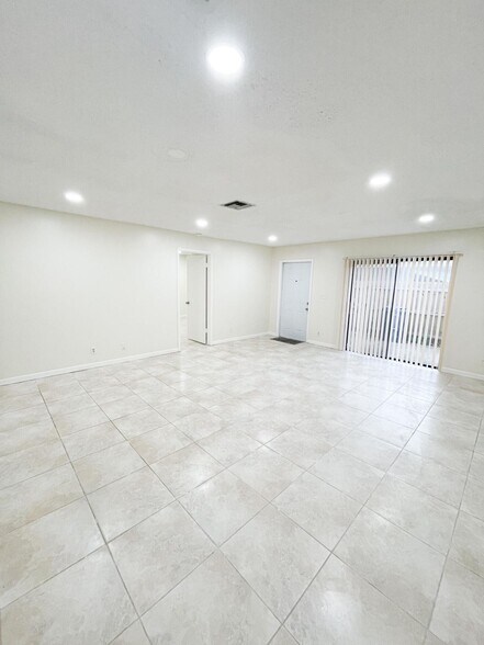 Building Photo - 4583 Barclay Cres