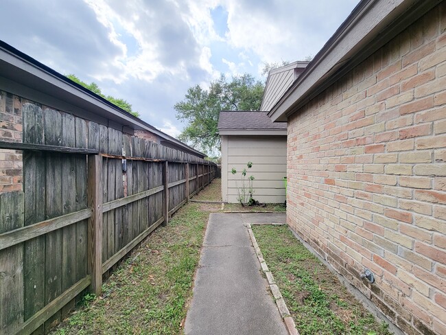 Building Photo - 2710 Quail Creek Dr