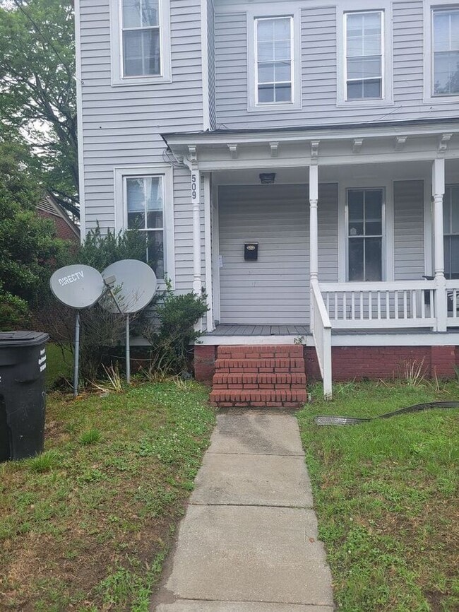 Building Photo - Cute Three Bedroom One and a Half Bath  Duplex in Historic Port Norfolk