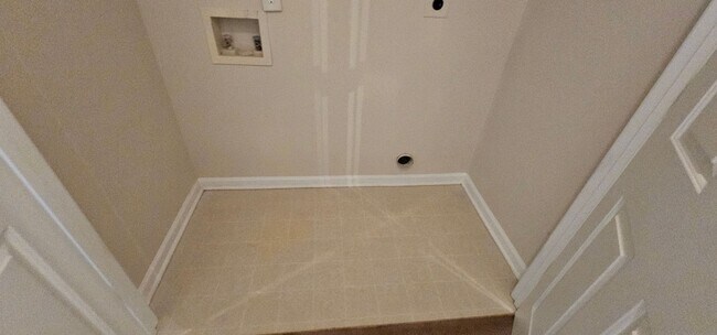 Building Photo - ****** HALF OFF FIRST FULL MONTH OF RENT!! ******