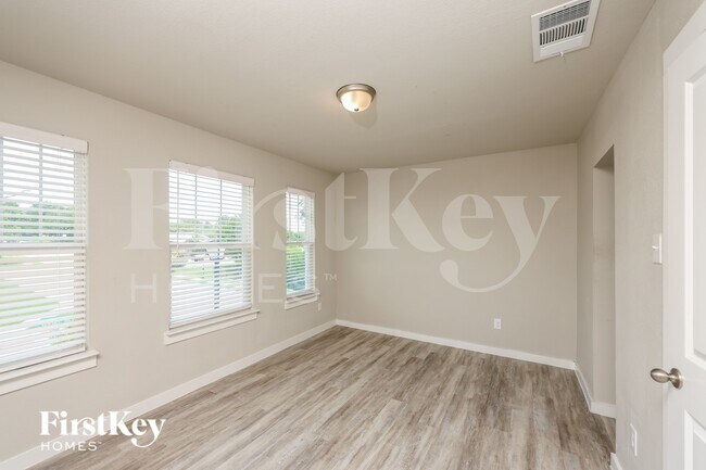 Building Photo - 622 Ava Trl