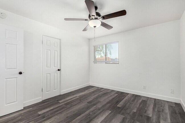 Building Photo - Two Bedroom with Washer/dryer! - 4 Weeks of Free Rent!