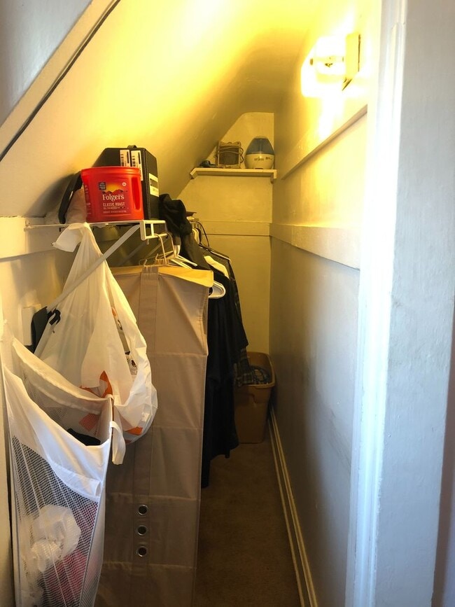 Building Photo - Large Five Bedroom Home in Lakeside!