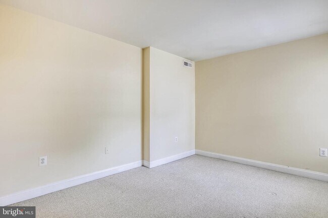 Building Photo - 1952 Kennedy Dr