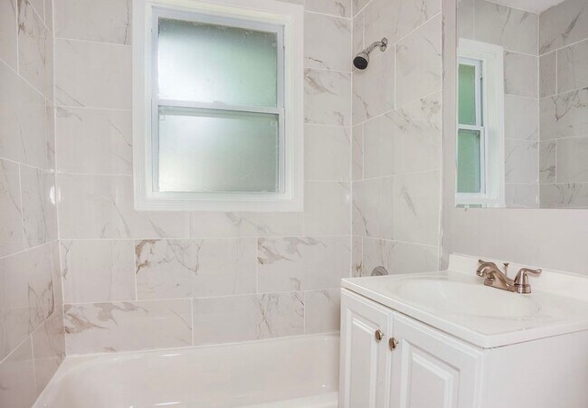 Building Photo - Beautiful Kansas City Home with LVP Floori...