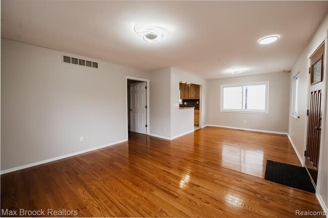 Building Photo - 5528 Sunnycrest Dr