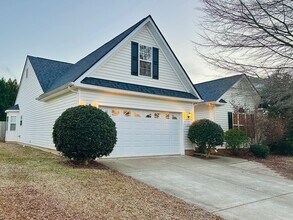 Building Photo - Spacious 3BD/2BA Home in Oak Park | Screened Porch | Large Backyard | 2-Car Garage