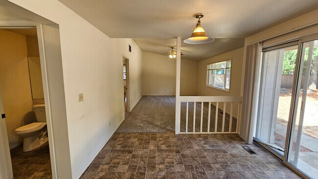 Building Photo - 2 story home in the Puyallup close to shopping