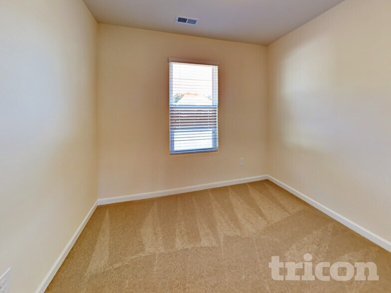 Building Photo - 1357 Waylon Ave