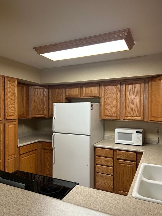 Building Photo - $1700/Mos 1 Bed 1 Bath Lower Level Condo i...