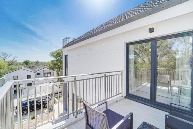 Building Photo - 1409 E M. Franklin Ave