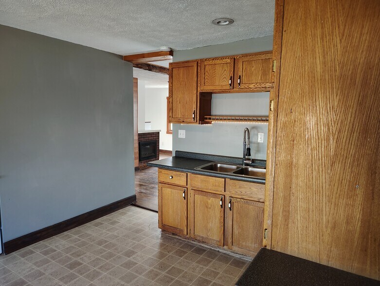 Building Photo - 337 1/2 W South St