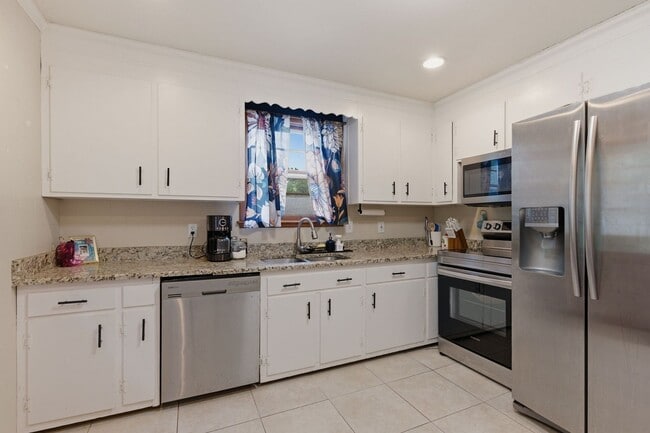 Building Photo - Two Bedroom/One Bathroom Duplex Unit
