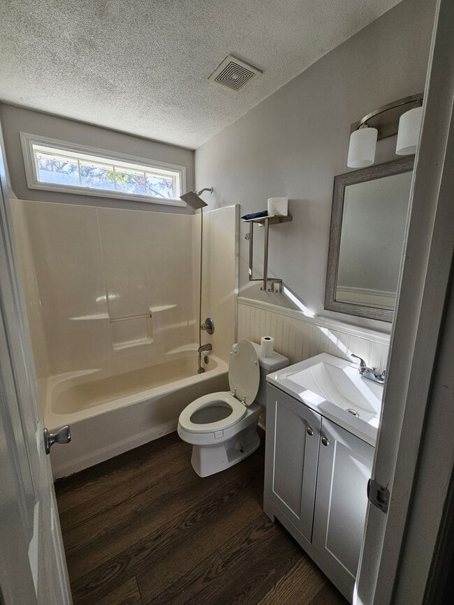 Building Photo - Charm & Convenience