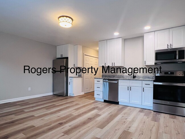 Building Photo - Beautiful Newly Renovated Apartments Near ...