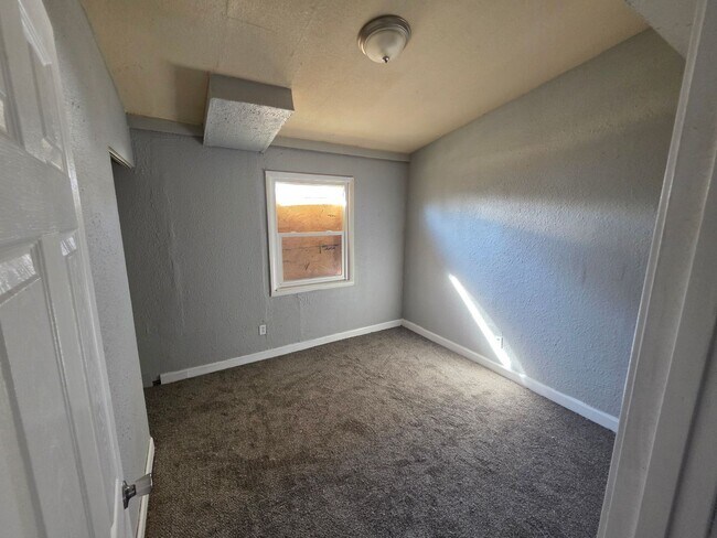 Building Photo - Nice 3 bed 1 bath