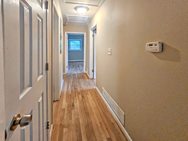 Building Photo - Spacious 4 Bedroom Home Near University Av...